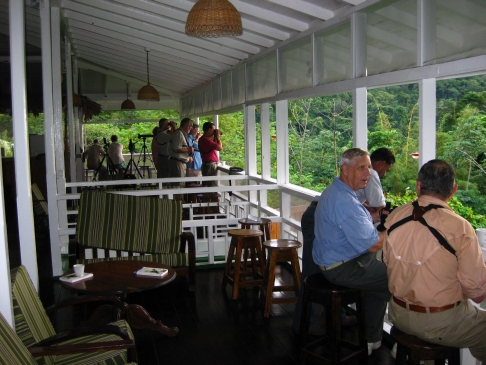 Vogelen vanaf een van de beroemdste veranda´s van het westelijk halfrond. Asa Wright Centre, Trinidad, november 2009 (Truus van Duijvenboden)